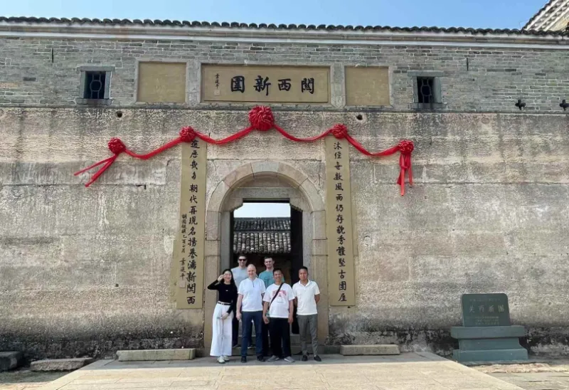 Kovanje poslovanja, kovanje prijateljstva: Yanming Metal Etching Factory poglablja sodelovanje s čezmorskimi strankami